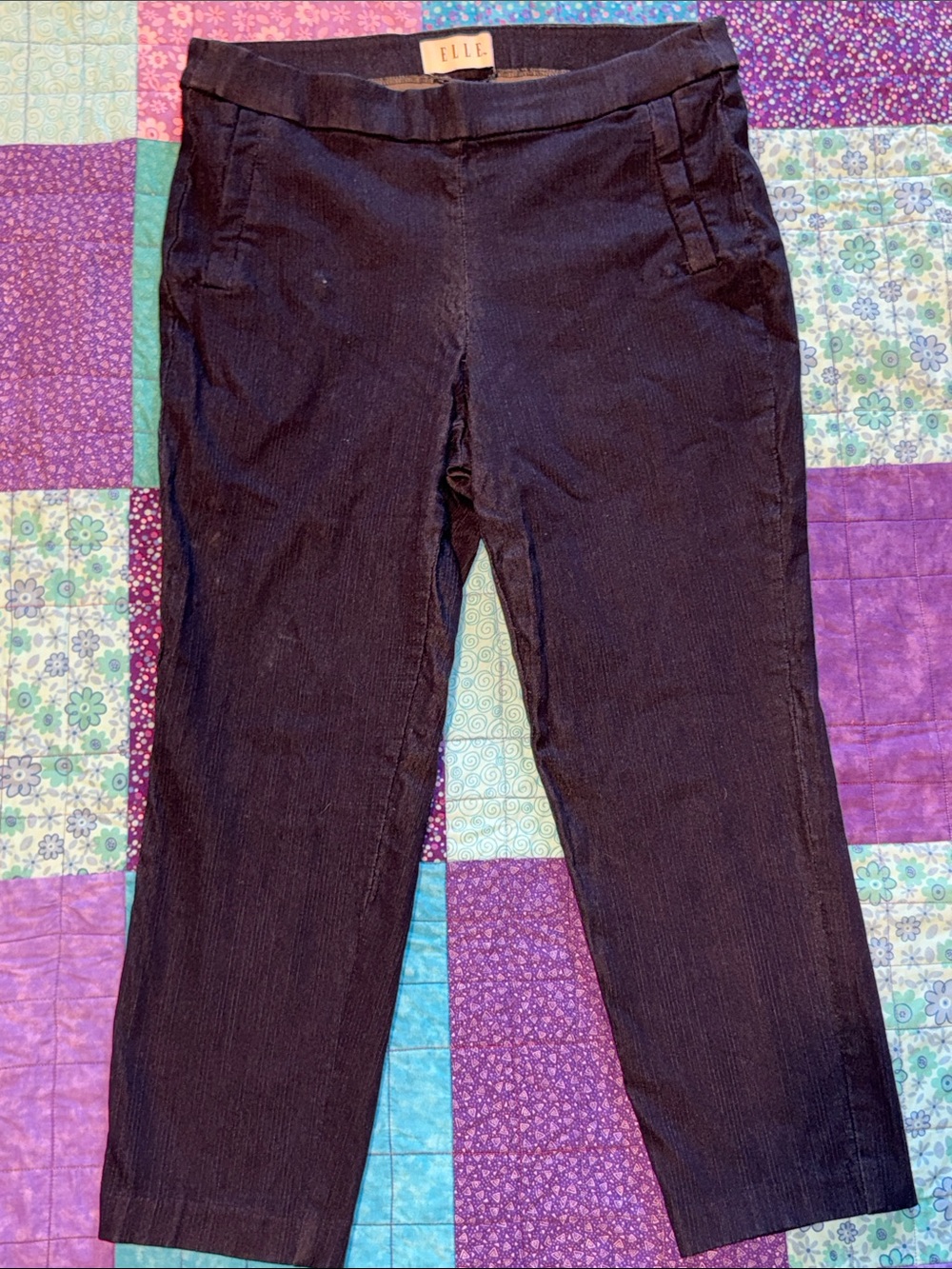 Elle Capri pull-on stretch pants textured material, size Medium, faux pockets